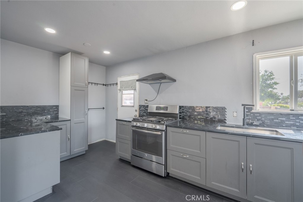 844 W Carmelita Avenue