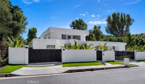 Photo of 19246 Rosita Street, Tarzana, CA 91356 (MLS # SR26158482)