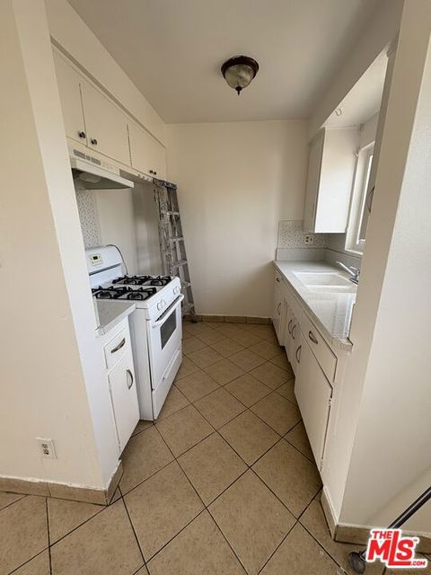 Photo of 6330 Estrella Avenue, Los Angeles, CA 90044 (MLS # 25626135)