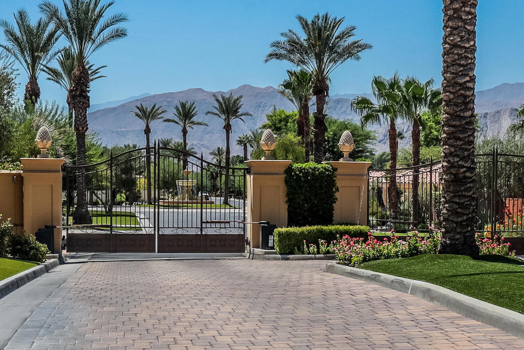 16 Villaggio Place