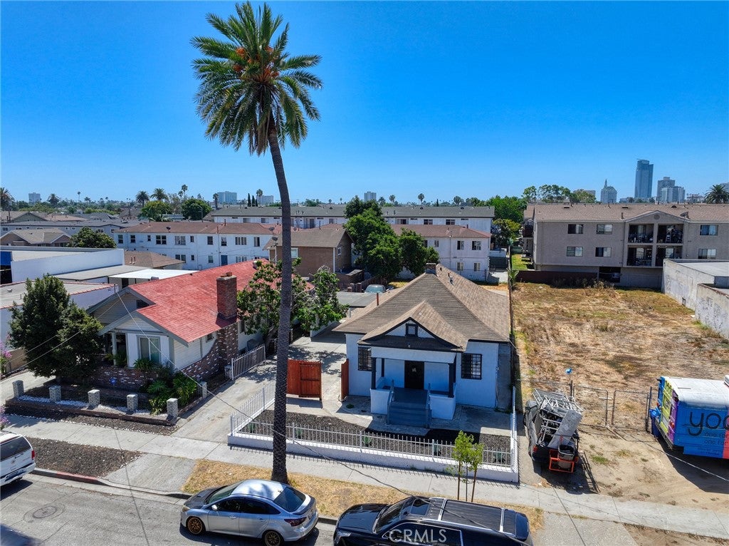 1028 E 10th