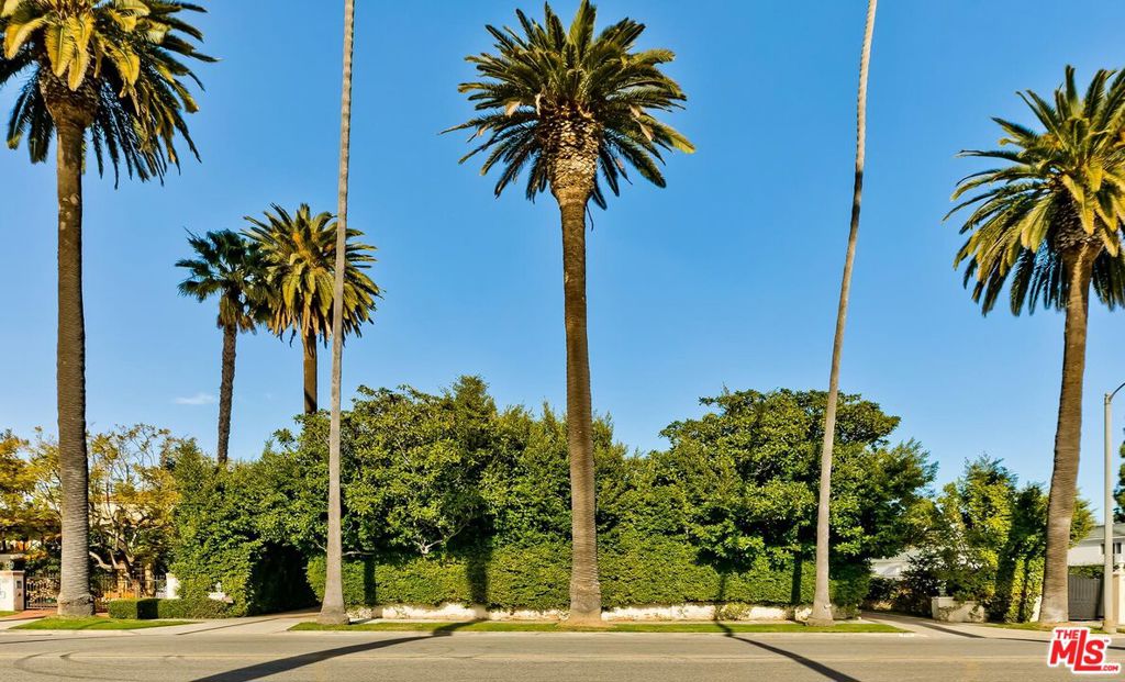 THE BEST PRICED 21,000 SQ. FT. / APPROX. 1/2 ACRE LOT IN THE FLATS OF BEVERLY HILLS.. INCREDIBLE VALUE FOR VIRTUALLY A PRIVATE PARK SIZED "TROPHY PROPERTY" LOT ON THE PRIME 700 BLOCK OF BEVERLY DRIVE. AN OLDER TRADITIONAL HOME THAT CAN BE RESTORED, REMODELED OR... JUST BRING YOUR IMAGINATION, DESIGNER AND CHECK BOOK. THE MAIN HOUSE HAS 4 BEDROOM SUITES ( 2 ARE PRIMARY ) AND A DETACHED POOL HOUSE/CABANA WITH BATHROOM. CLASSIC FLOORPLAN WITH LARGE LIVING ROOM, DINING AND FAMILY ROOM. SUNNY POOL SET IN A MASSIVE REAR YARD WITH MATURE TREES AND HEDGES FOR PRIVACY. CIRCULAR DRIVEWAY WITH BRICK MOTORCOURT AND PARKING FOR 15 CARS OFF STREET PLUS DETACHED 3 CAR GARAGE. JUST IMAGINE THE ENDLESS POSSIBILITIES.....