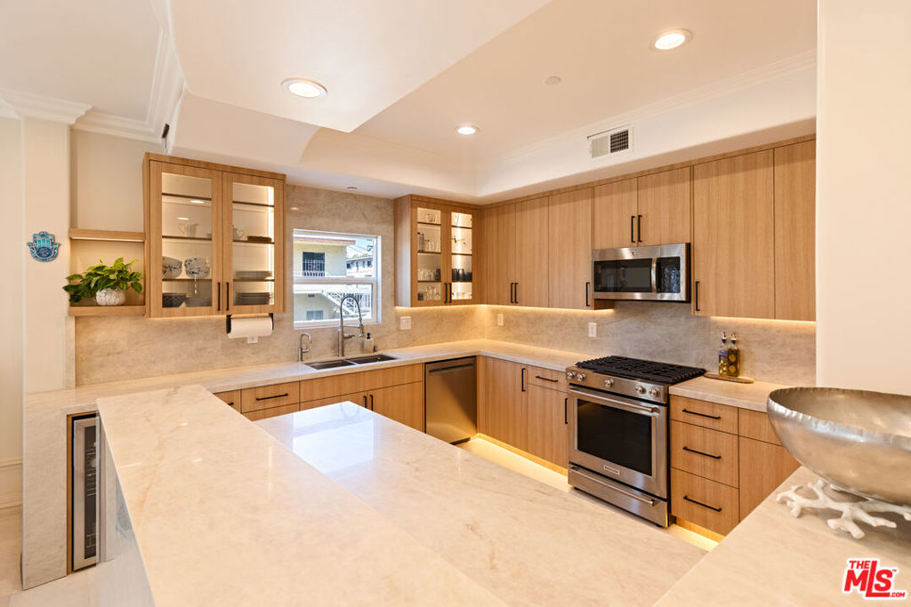 1862 S Bentley Avenue 102