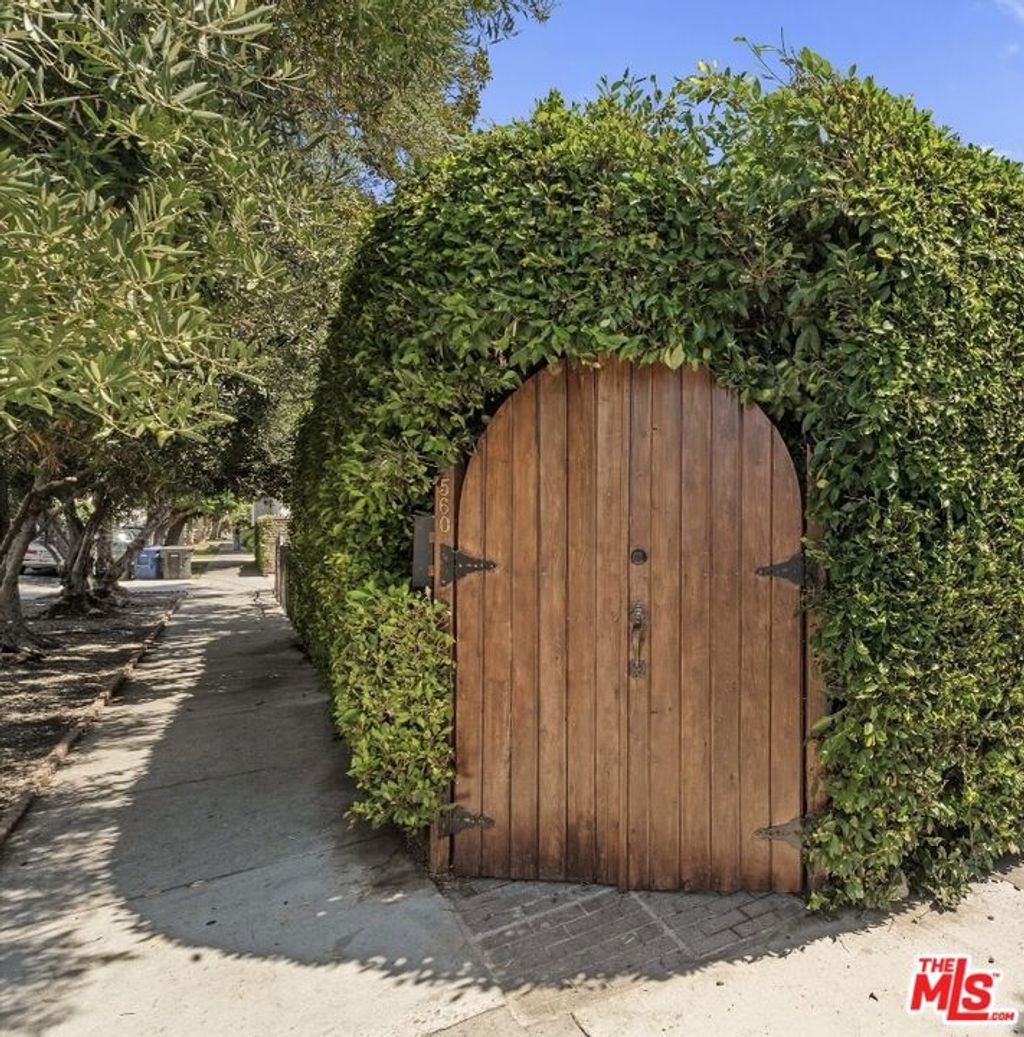 Photo of 560 N Croft Avenue, West Hollywood, CA 90048 (MLS # 25604363)