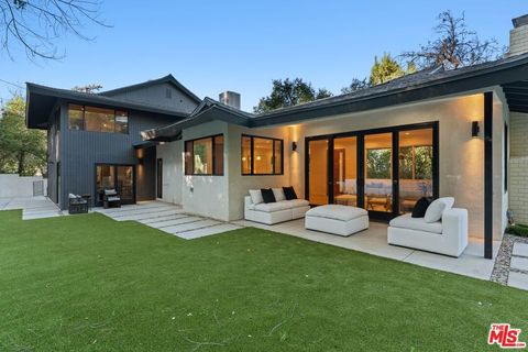 Photo of 16708 Chaplin Avenue, Encino, CA 91436 (MLS # 25623547)