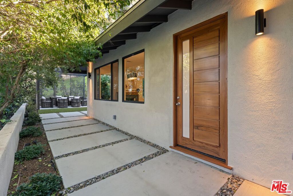 Photo of 16708 Chaplin Avenue, Encino, CA 91436 (MLS # 25623547)