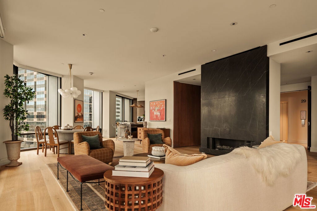 211 W Elm Court 30A