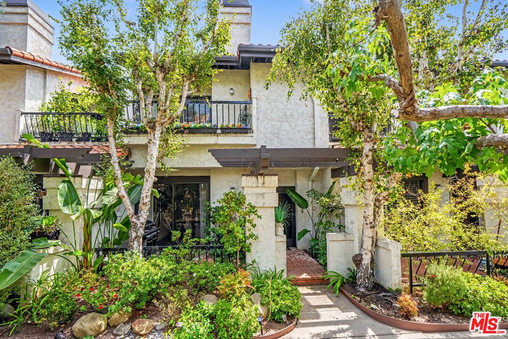 17204 Palisades Circle