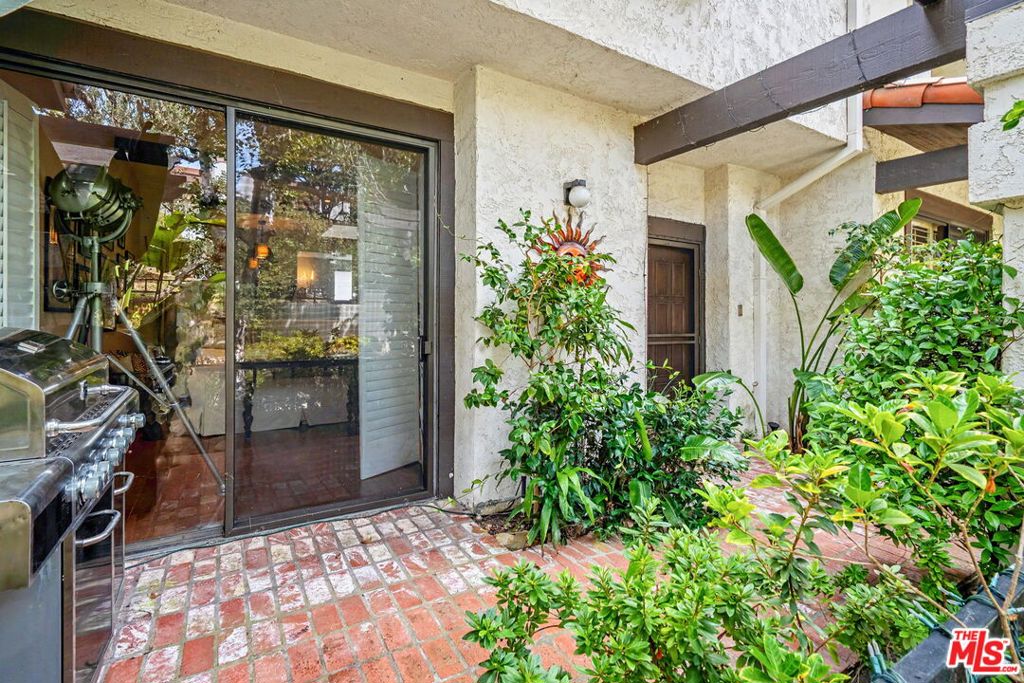 17204 Palisades Circle