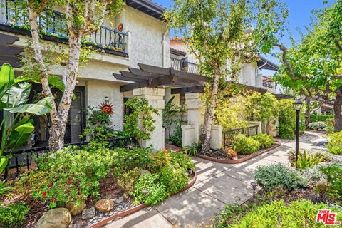 Photo of 17204 Palisades Circle, Pacific Palisades, CA 90272 (MLS # 26994169)