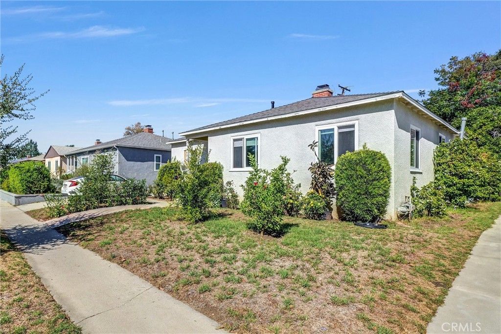 Photo of 749 W Sacramento St, Altadena, CA 91001 (MLS # CV25238058)