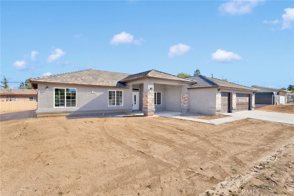 Main image without alt text