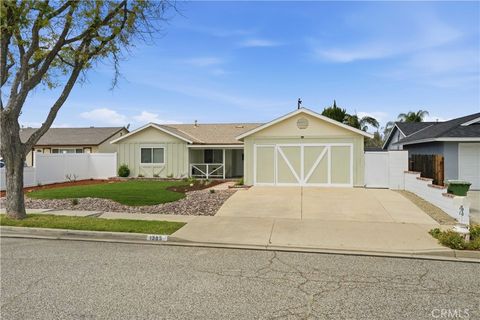Photo of 1385 Currant Avenue, Simi Valley, CA 93065 (MLS # SR26086917)