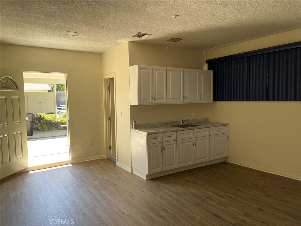 Modern studio in a quiet area of Winnetka. Includes a fully equipped kitchen, private bathroom, air conditioning, and independent access. Ideal for a professional or student. Utilities included. Available now!