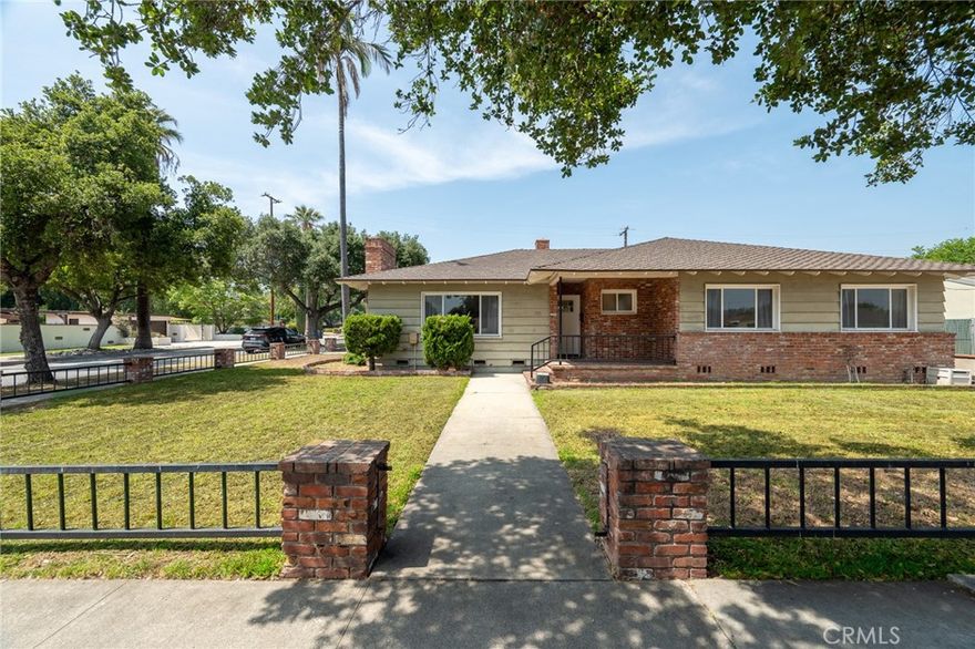 Bring the whole family to this great place with lots of room for fun. This beautiful colonial style single-story house is located at the Eastern side of LA, features 4 bedrooms, 2 baths with 1,700 sqft. We want your stay here to be as comfortable and hassle free as possible so we also included a Washer, Dryer,Iron and Hairdryer.



*Stove, Refrigerator, Washer and Dryer and other stainless appliances are included in the lease

*All furniture seen in the photo are also included in the lease.

*No pets allowed

*All utilities are included