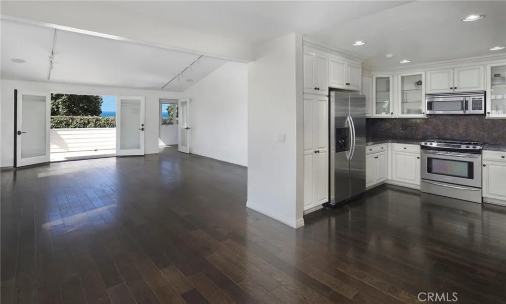 Laguna Beach, California 92651, United States, 2 Bedrooms Bedrooms, ,2 BathroomsBathrooms,Residential,Active,162030