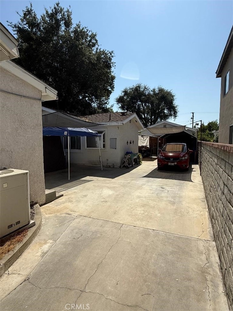 Welcome to a rare investment opportunity in a desirable San Gabriel neighborhood—a permitted duplex featuring two separate living units on a spacious ~7,636?sq?ft lot. This property blends owner-occupied comfort and solid rental income in a prime location. Located in a vibrant pocket of San Gabriel, walking distance to Wilson Elementary and Jefferson Middle School
6013 N Walnut Grove Ave
Unit 1 (Main House): 3 bedrooms, 1.75 baths (approx. 1,364?sq?ft)
6015 N Walnut Grove Ave
Unit 2 (Back Unit/Guest House): 2 bedrooms, 1.5 baths (approx. 799?sq?ft)Total combined living area: approx. 2,163?sqft
The front unit will be delivered with vacant.
The back unit is under negotiation, please call for me detail.