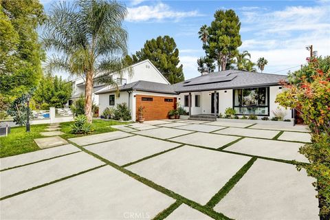Photo of 4912 N Alonzo Avenue, Encino, CA 91316 (MLS # OC26119466)