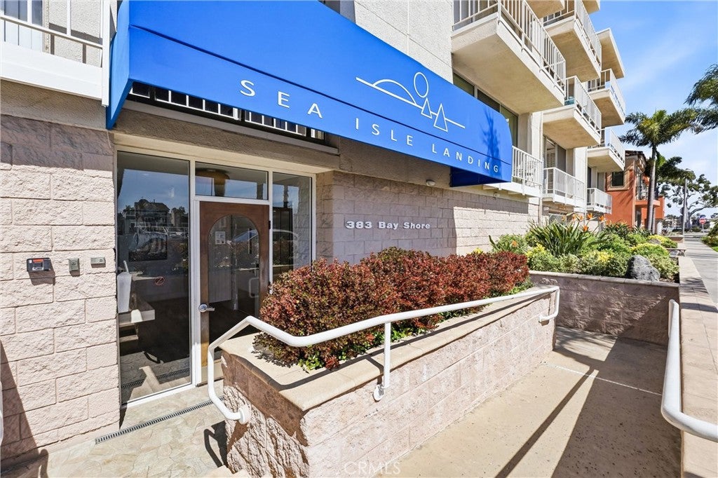 383 Bay Shore 203