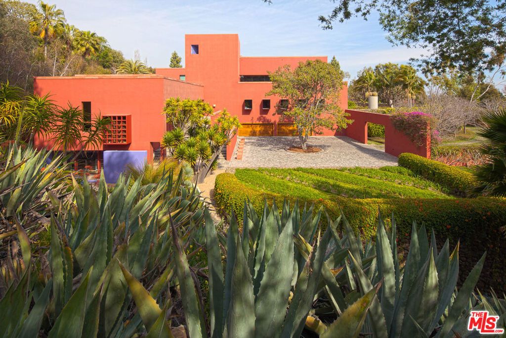 Photo of 470 Layton Way, Los Angeles, CA 90049 (MLS # 25502639)