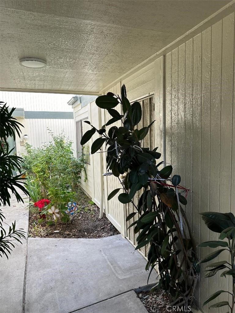 Welcome to Sunland Village Townhomes! Spacious 2 Bed, 1.5 Bath Condo for rent. This modern and fully updated condo is conveniently located near the markets on Foothill Boulevard. Featuring an exquisite 2 bedrooms 1.5 bath this Condo boasts an attached garage and courtyard. with a 1070 Sq ft living space with modern updated kitchen and bathrooms. Features: -2 separate sparkling pools, a spa, and the tennis court & Delight in the stunning pool and spa, offering a refreshing oasis for warm days. The conscientious association ensures meticulous property care. Don't miss out on this fantastic opportunity – book your viewing today!
The place will be available September 1st, 2025.