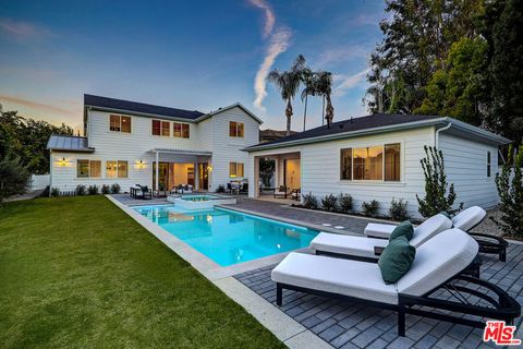 Photo of 4241 Woodcliff Road, Sherman Oaks, CA 91403 (MLS # 26666259)