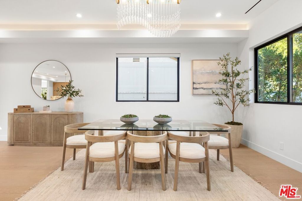 Photo of 5945 Hesperia Avenue, Encino, CA 91316 (MLS # 26659079)