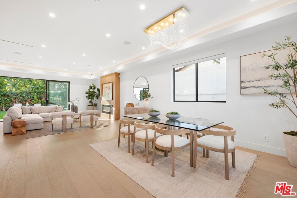 Photo of 5945 Hesperia Avenue, Encino, CA 91316 (MLS # 26659079)