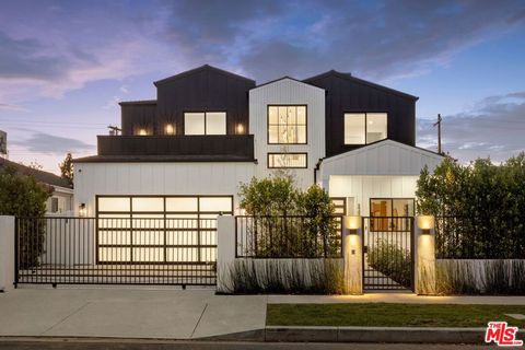 Photo of 5945 Hesperia Avenue, Encino, CA 91316 (MLS # 26659079)