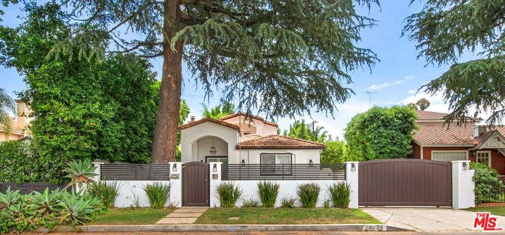 Photo of 14828 Morrison Street, Sherman Oaks, CA 91403 (MLS # 25610417)