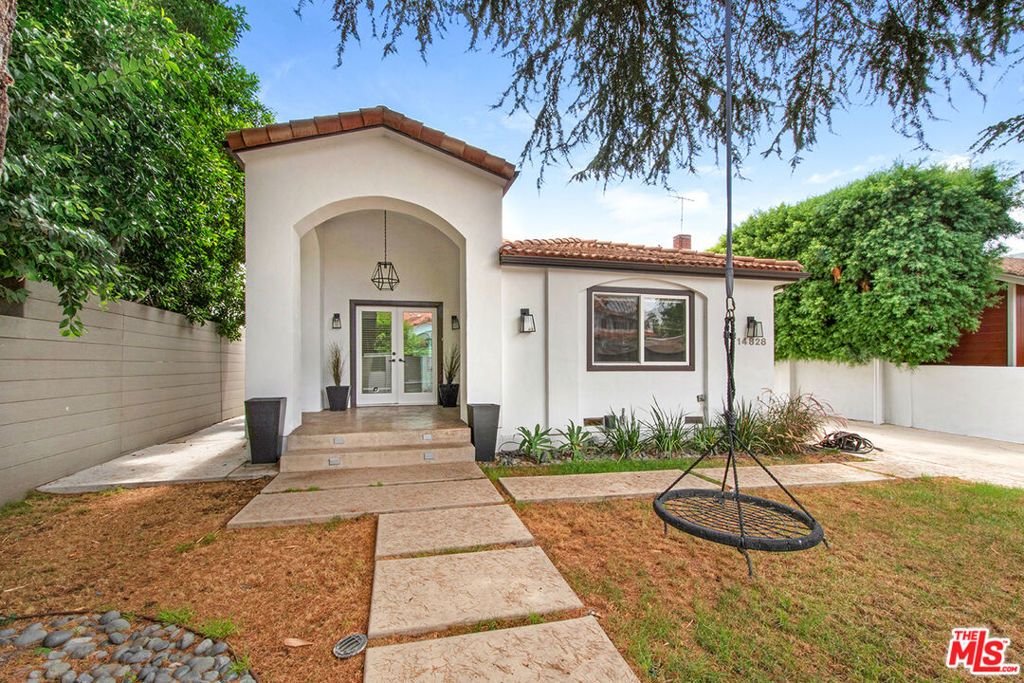 Photo of 14828 Morrison Street, Sherman Oaks, CA 91403 (MLS # 25610417)