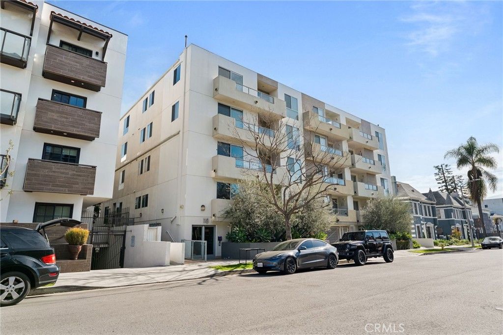 Photo of 118 N Kings Rd Rd #201, Los Angeles, CA 90048 (MLS # OC26008166)