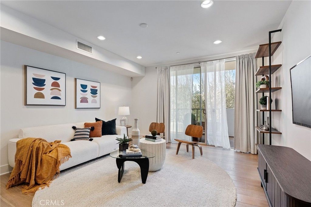 Photo of 118 N Kings Rd Rd #201, Los Angeles, CA 90048 (MLS # OC26008166)