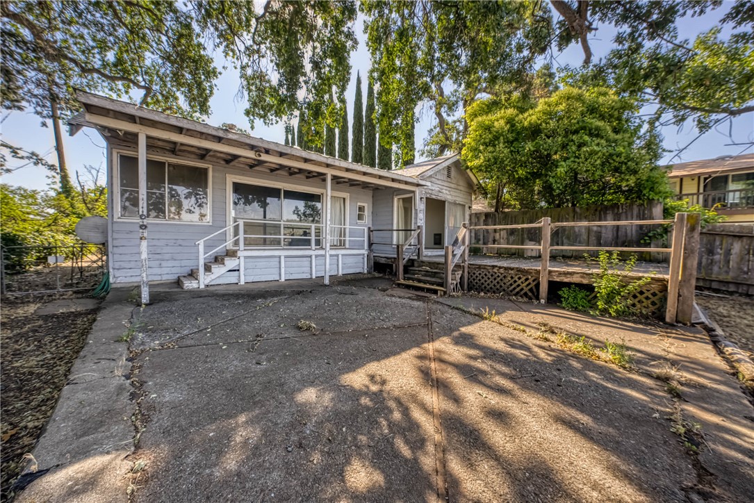 Charming Lakefront Fixer-Upper with Endless Potential!
Discover your perfect lakeside retreat in this delightful 2-bedroom, 1.5-bath home, complete with two bonus spaces perfect for an office or hobby room. The open concept design welcomes you with a spacious living room that offers stunning views of the lake—imagine spending quiet mornings watching the sunrise over the water.
The property also features a large front driveway, providing ample space for RVs or boats, making it a dream for adventure enthusiasts. While this home does require some renovation, it offers a unique opportunity to customize and create your ideal vacation haven.
Location is everything, and it’s hard to beat the convenience of being within walking distance to an array of restaurants, shopping centers, and local parks. The nearby boat launch ensures you’re always ready for a day on the water.
Whether you’re looking for a getaway spot or a project home that could yield future rewards, this property offers the perfect canvas.