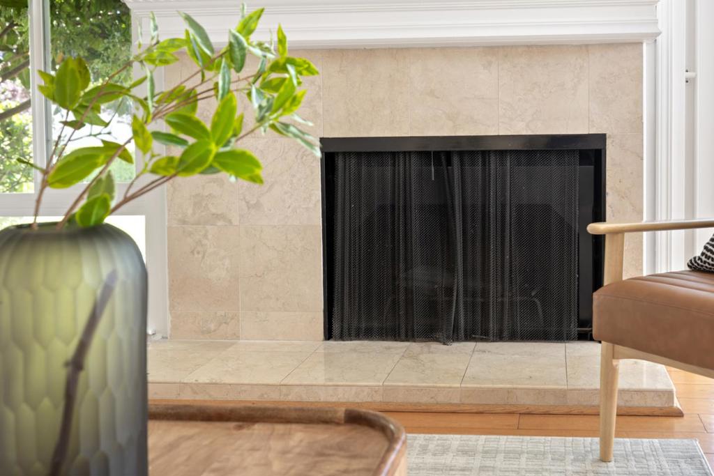 1083 Shell Boulevard 4