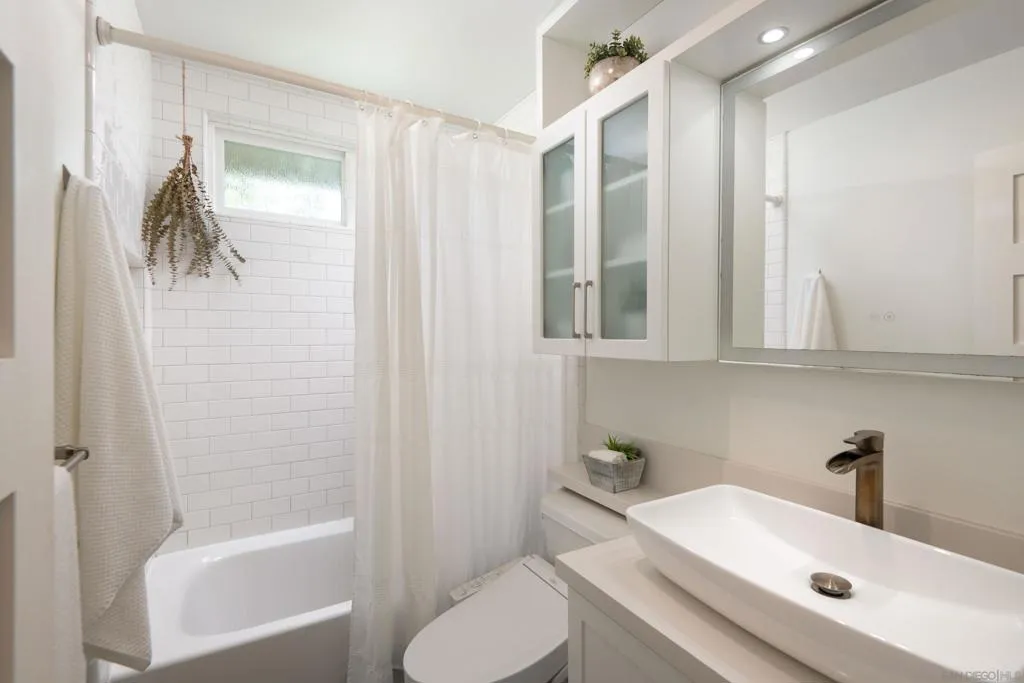 San Diego, California 92117, United States, 3 Bedrooms Bedrooms, ,2 BathroomsBathrooms,Residential,Active,160430