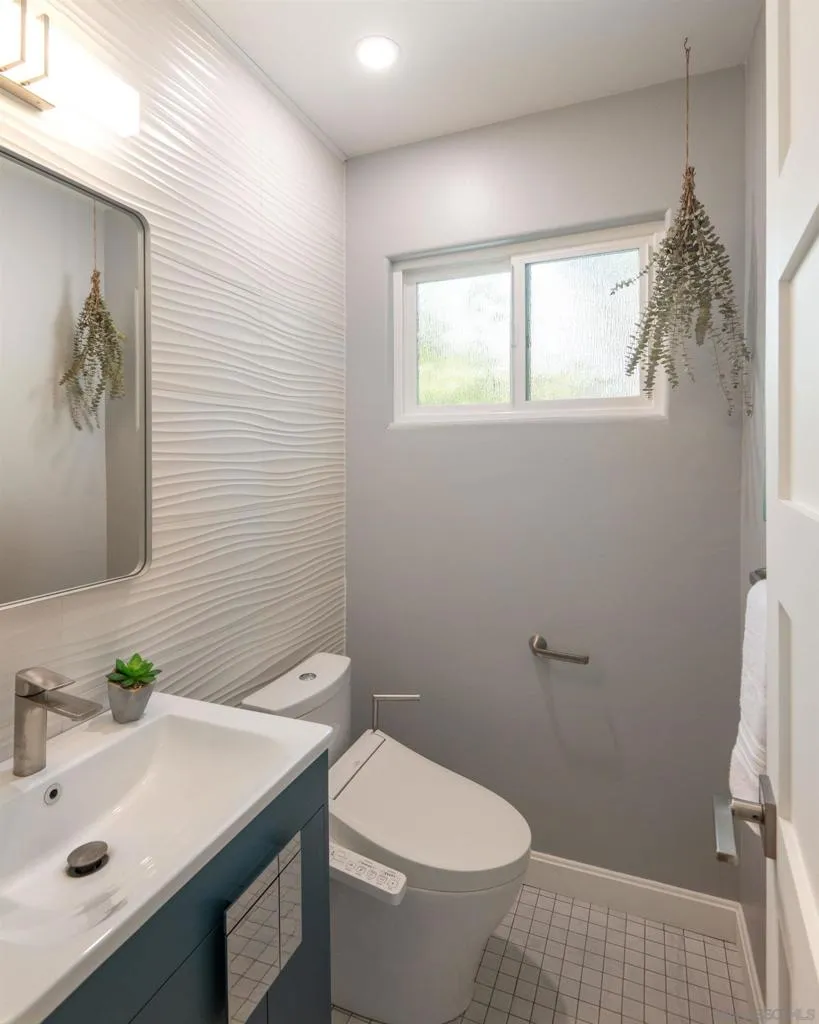 San Diego, California 92117, United States, 3 Bedrooms Bedrooms, ,2 BathroomsBathrooms,Residential,Active,160430