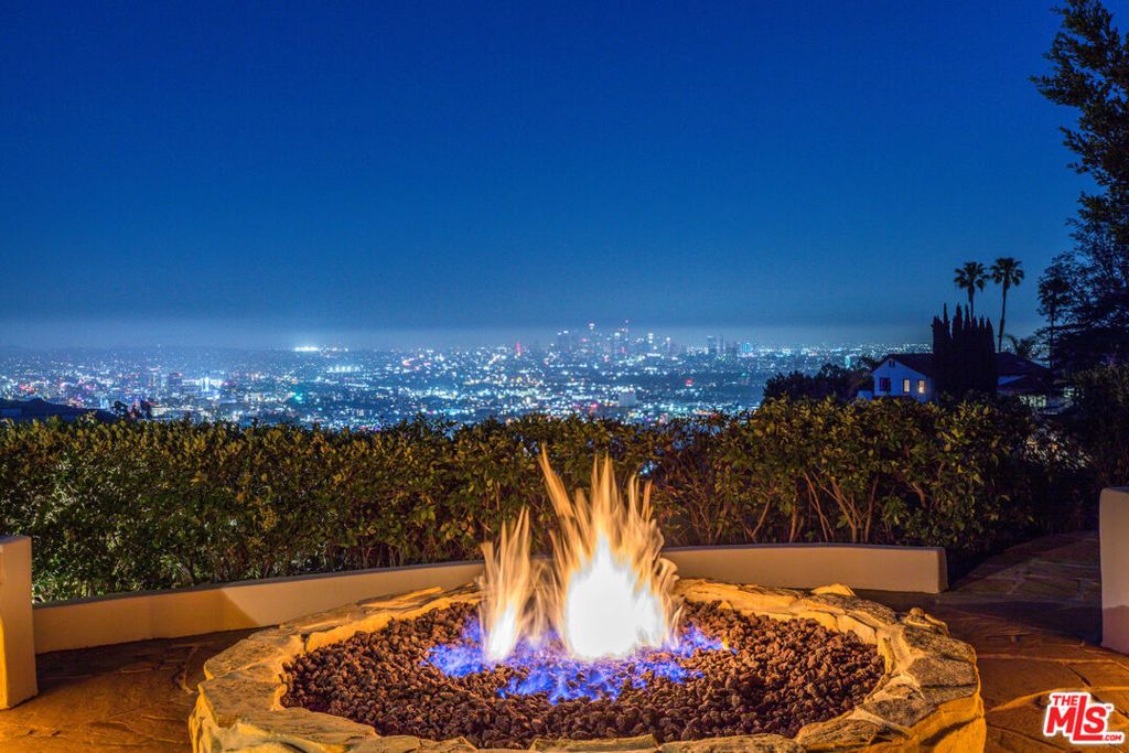 Photo of 8148 Mannix Drive, Los Angeles, CA 90046 (MLS # 25583667)
