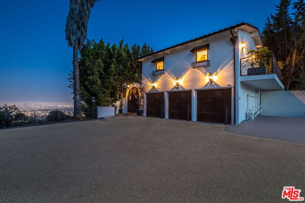 Photo of 8148 Mannix Drive, Los Angeles, CA 90046 (MLS # 25583667)