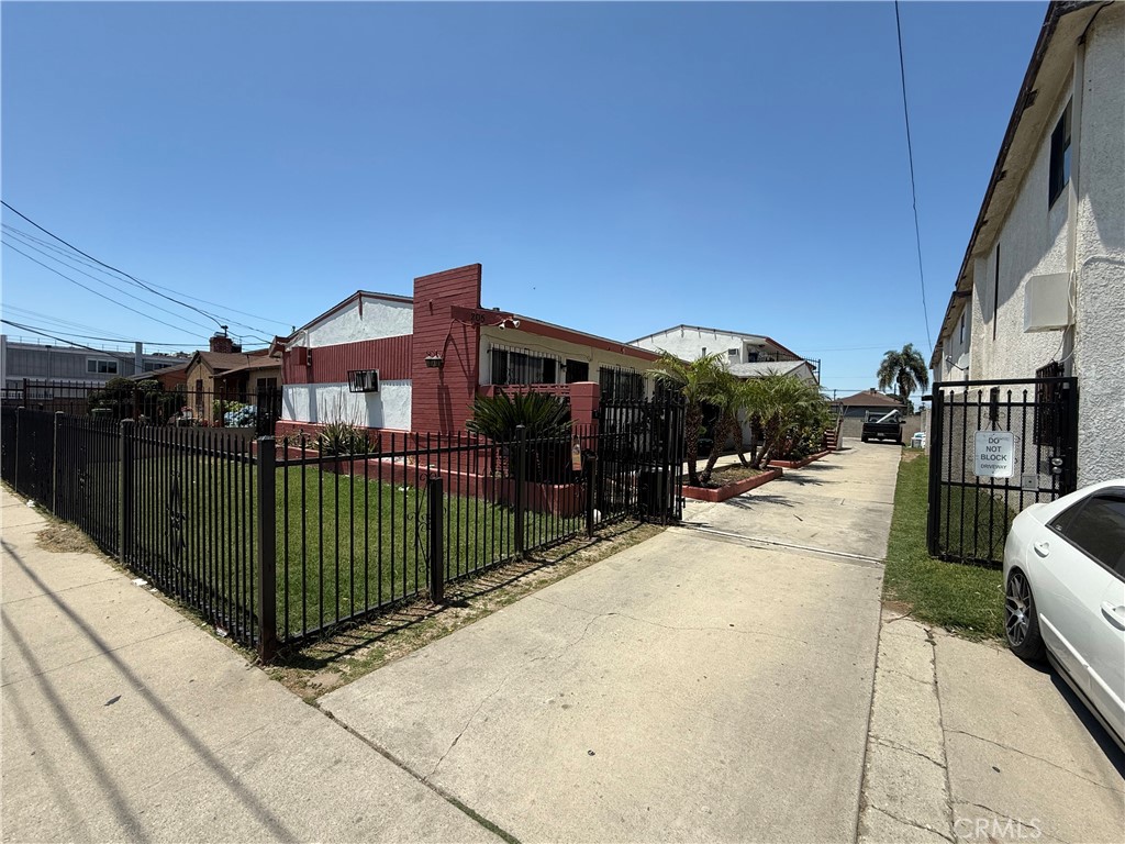 Great Cash Flowing 5 Unit building. Currently operating at a 7% cap rate and a 9.75 grm. Well kept and low maintanence. Security gate, one covered parking space and storage for each tenant. Laundry room for extra income.