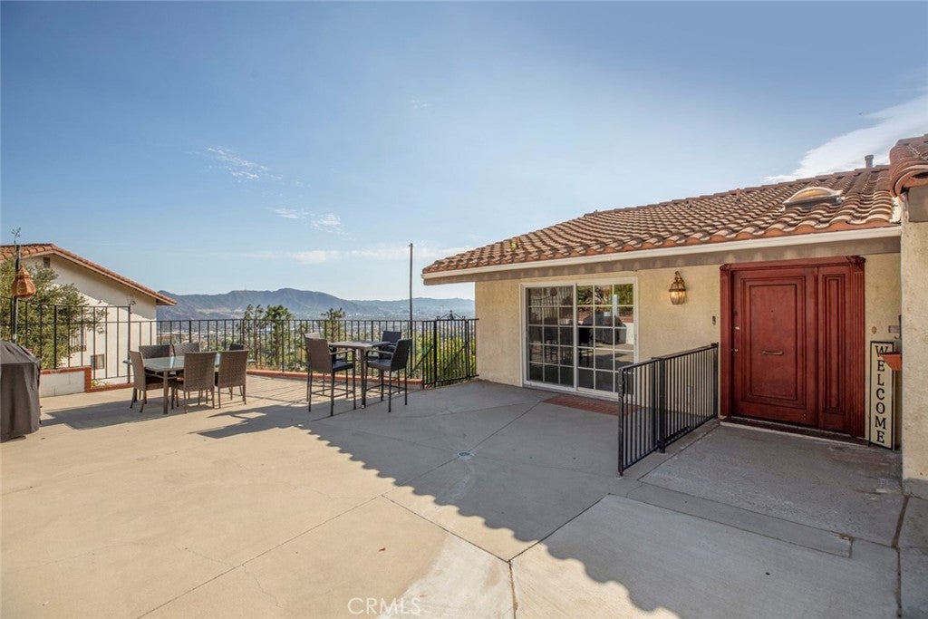 1218 E Tujunga