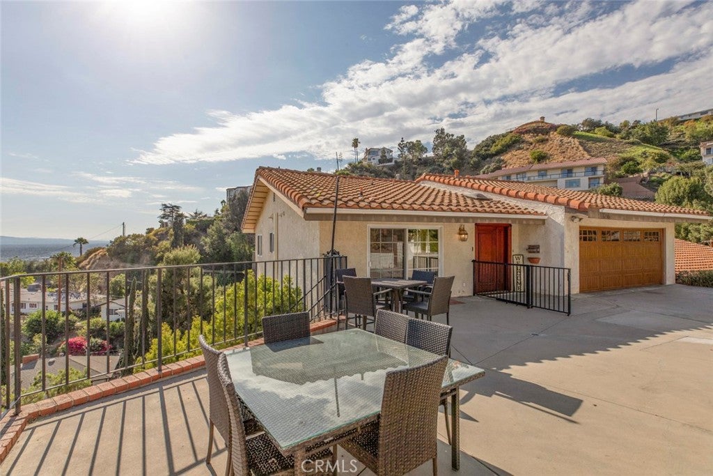 1218 E Tujunga