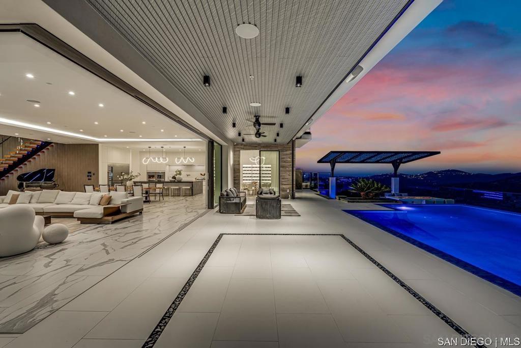 18386 Avenida Apice