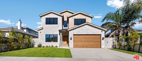 Photo of 3364 Redwood Avenue, Los Angeles, CA 90066 (MLS # 26788219)