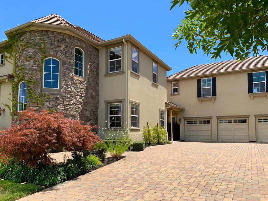 1322 Montrose Place
