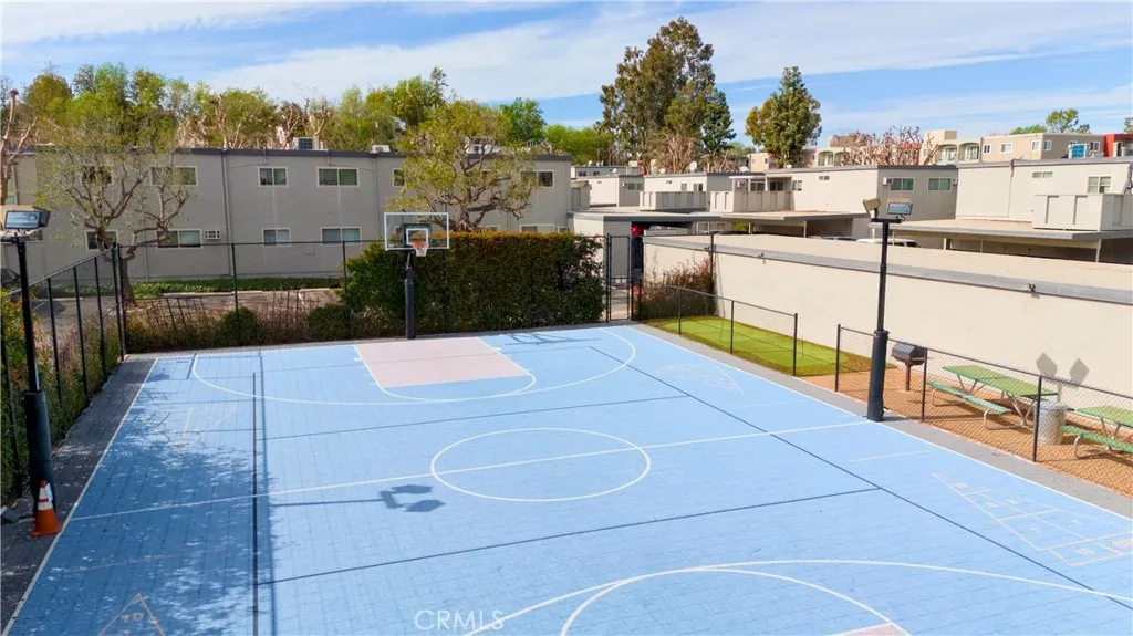 Woodland Hills, California 91367, United States, 2 Bedrooms Bedrooms, ,2 BathroomsBathrooms,Residential,Active,85204