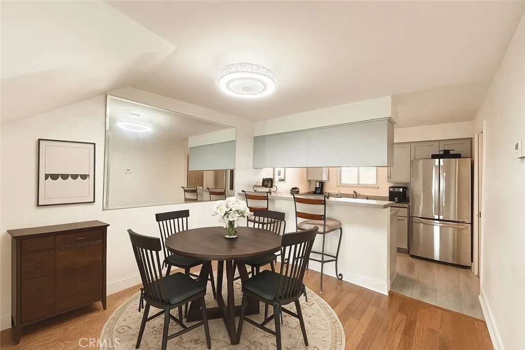 Woodland Hills, California 91367, United States, 2 Bedrooms Bedrooms, ,2 BathroomsBathrooms,Residential,Active,85204