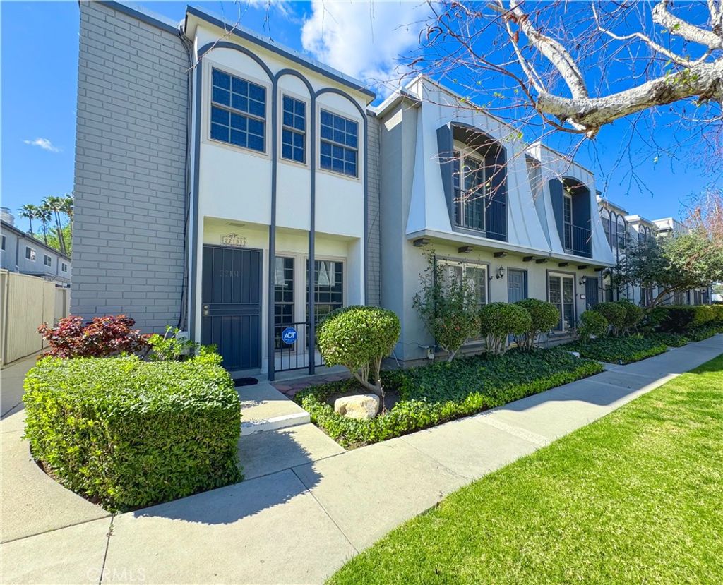 Photo of 22131 Oxnard Street, Woodland Hills, CA 91367 (MLS # SR25051992)
