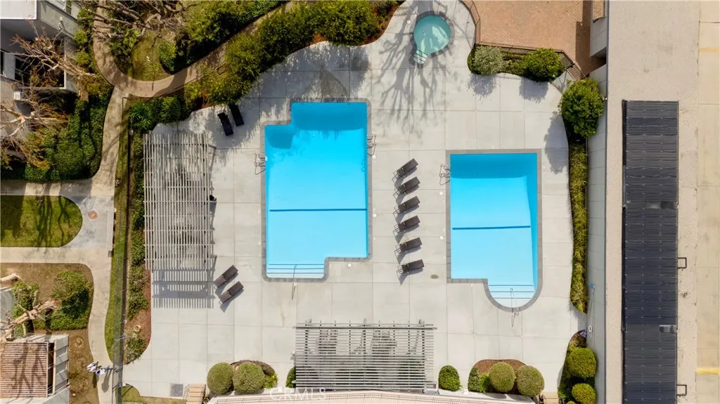 Woodland Hills, California 91367, United States, 2 Bedrooms Bedrooms, ,2 BathroomsBathrooms,Residential,Active,85204