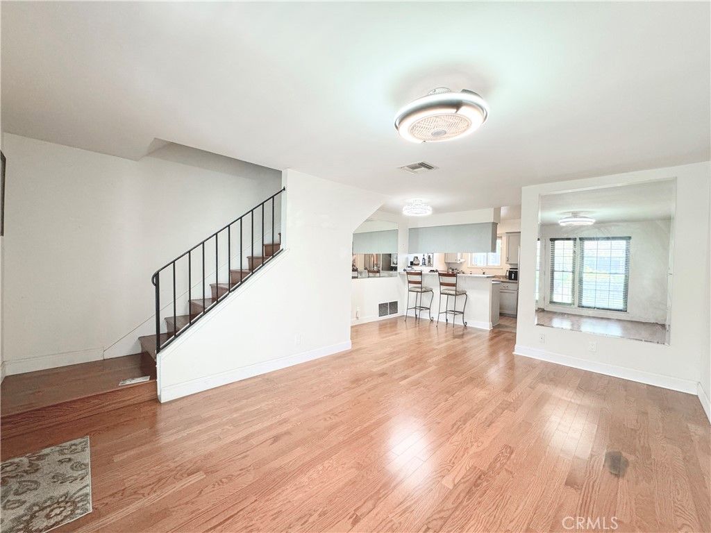 Photo of 22131 Oxnard Street, Woodland Hills, CA 91367 (MLS # SR25051992)